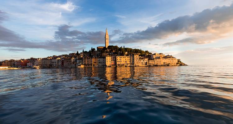 Vue panoramique d'une ville côtière au crépuscule, possiblement Rovinj.