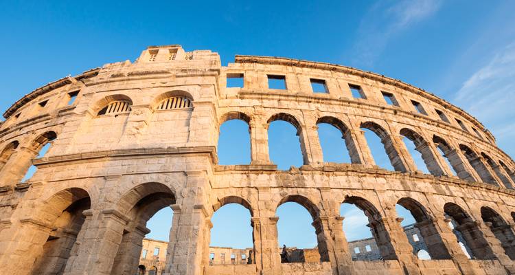 Structure de colisée de style romain.