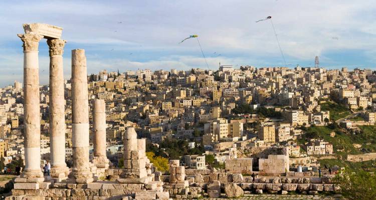 Colonnes romaines de la Citadelle d'Amman avec la ville en arrière-plan.