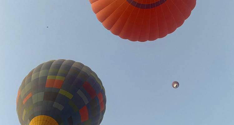 Heteluchtballonnen in de lucht erboven.