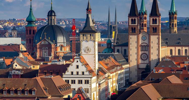 Dachblick auf Würzburg mit historischen Kirchen und Türmen.