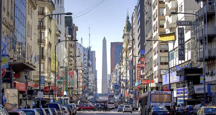 Straßenszene mit dem Obelisk von Buenos Aires in der Ferne.