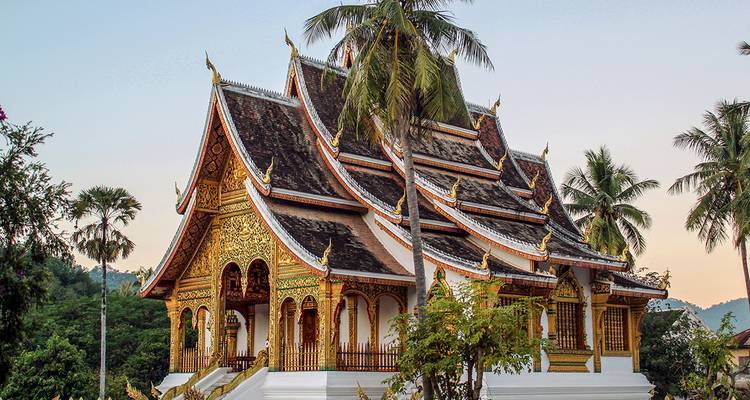 Traditioneller laotischer Tempel mit kunstvollem Design.