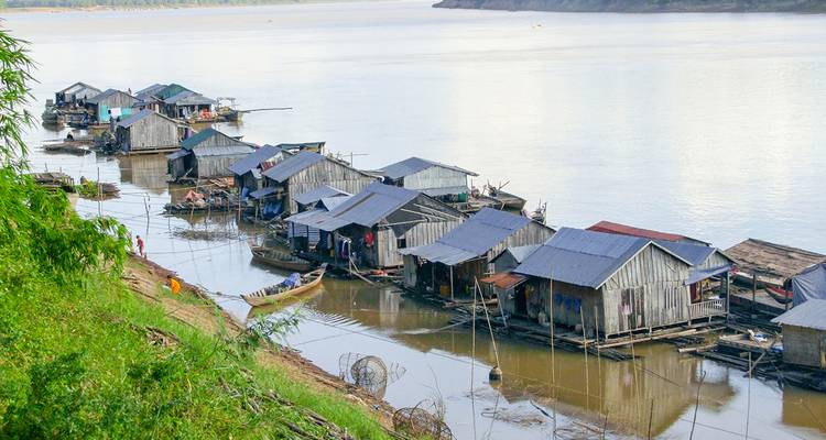 Schwimmende Dorfhäuser auf einem Fluss.