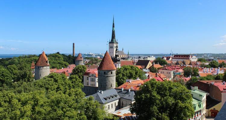 Stadtansicht mit mittelalterlichen Türmen und Meer.