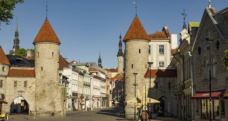 Mittelalterliche Türme an einer Straße bei klarem Himmel.