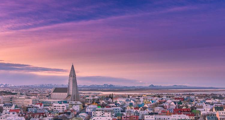 Panoramisch schemerlicht uitzicht over Reykjavik met Hallgrimskirkja en kleurrijke hemel