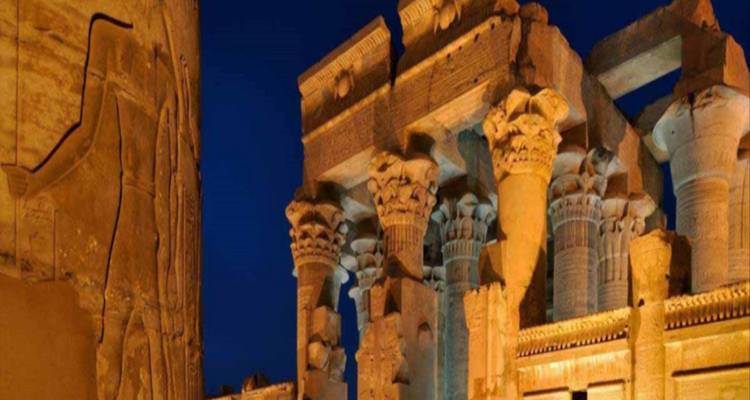 Zuilengalerij met gedetailleerde gravures in de oude Egyptische architectuur.