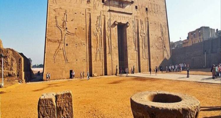 Tempel van Edfu met historische gravures.