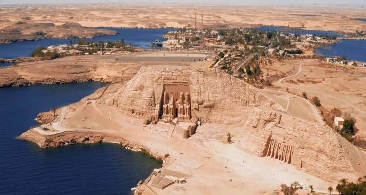 Luchtfoto van de Abu Simbel tempels bij het Nassermeer.
