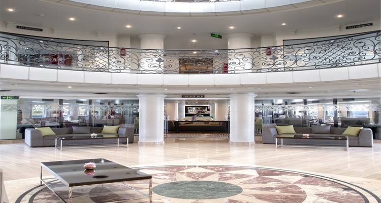 Elegante interieur van een cruiseschip met een centrale zithoek.