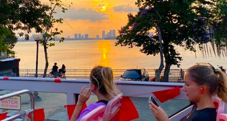 Visite en bus du soir au bord de l'eau avec vue sur le coucher de soleil sur la ville.