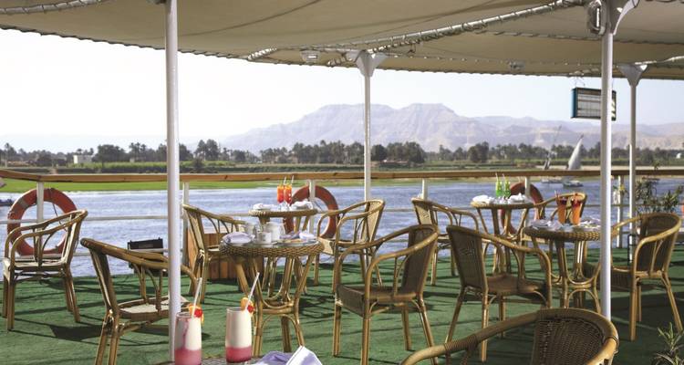 Blick von einem Kreuzfahrtdeck mit Ausblick auf den Fluss.