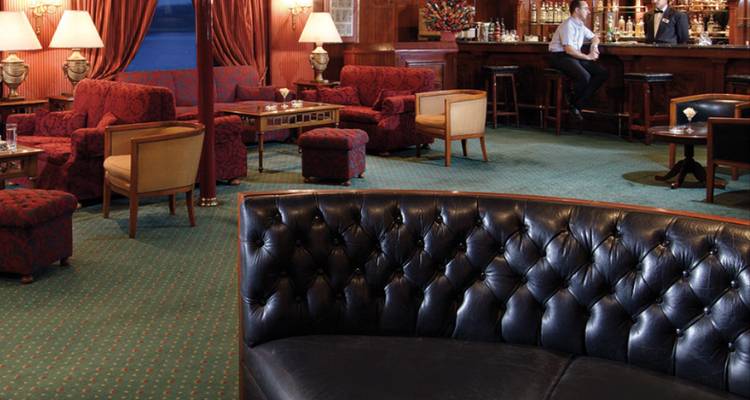 Luxuriöse Lounge-Bar mit Leuten, die sitzen und sich unterhalten.