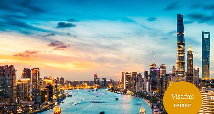 Vista del horizonte de Shanghái con el río Huangpu.