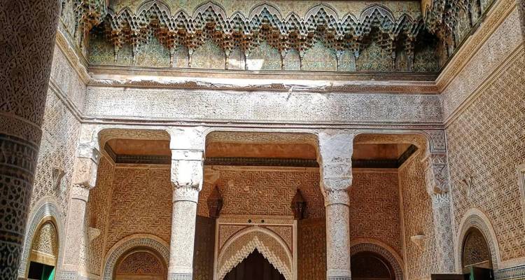 Intérieur orné d'un bâtiment avec une architecture détaillée.