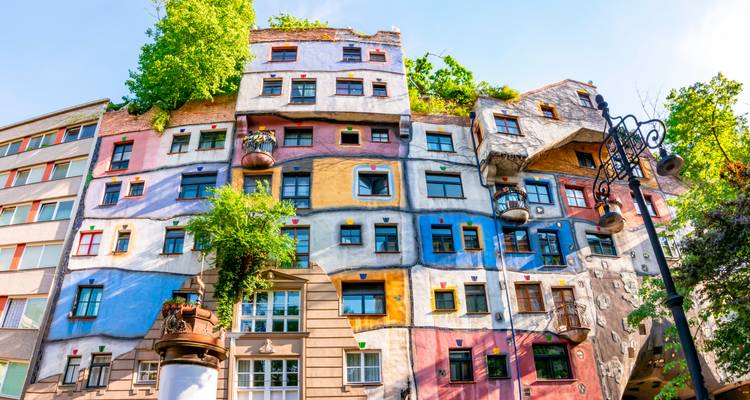 Bunte Fassade des Hundertwasserhauses in Wien.