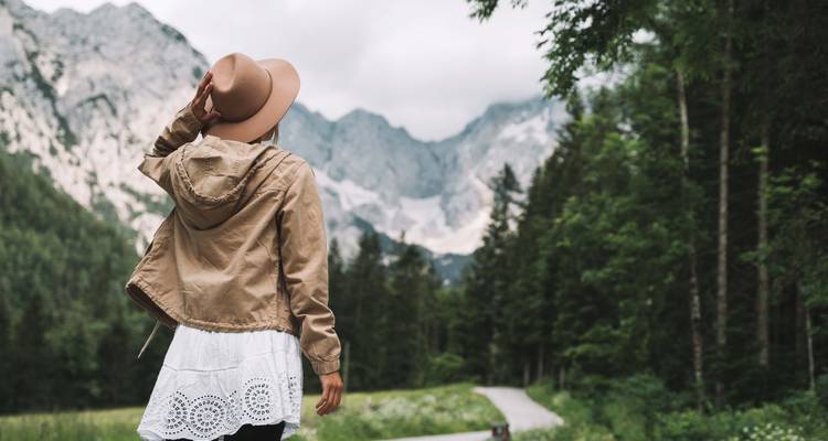 Person in einer Berglandschaft nahe Garmisch-Partenkirchen.