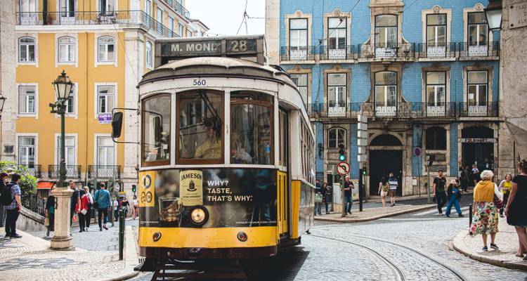 Historische Straßenbahn auf einer Straße in Lissabon.