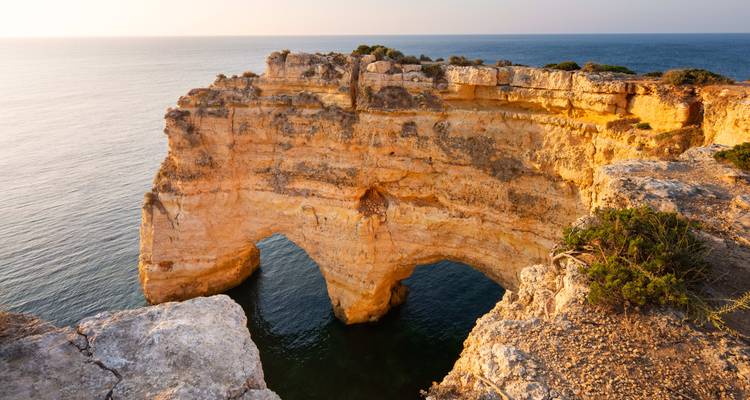 Algarve-Küstenlandschaft mit Felsklippen.