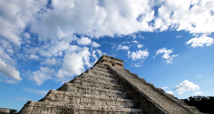 La Pirámide de Chichén Itzá bajo un cielo azul vibrante.