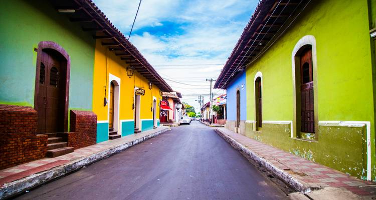 Des bâtiments colorés bordent une rue étroite.