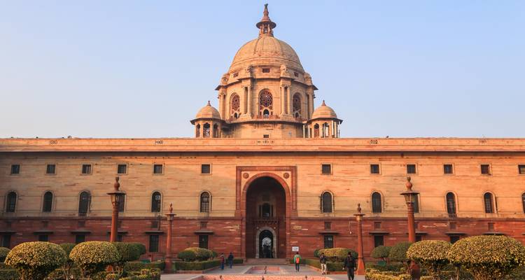 Rashtrapati Bhavan met heldere luchten en paden.
