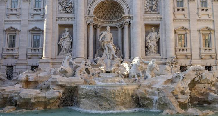 Fuente de Trevi de estilo Barroco con agua en cascada y esculturas de mármol en Roma