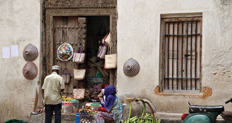 Mercado callejero con mercancías tradicionales a la vista.