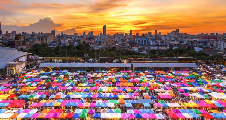 Kleurrijke markt gezien van bovenaf met een zonsondergang skyline.