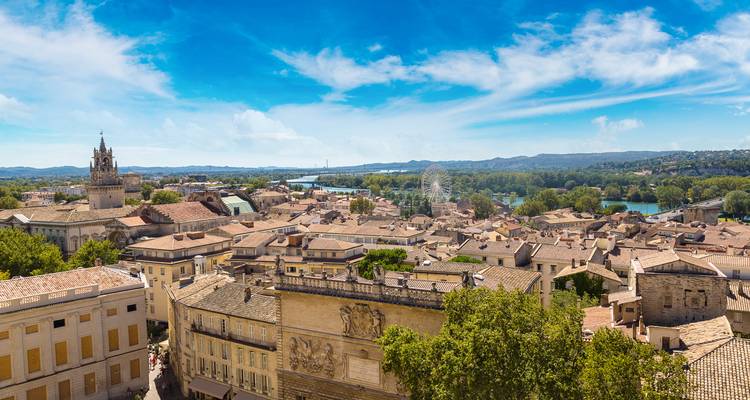 Panorama einer historischen Stadt mit Flussblick unter blauem Himmel.