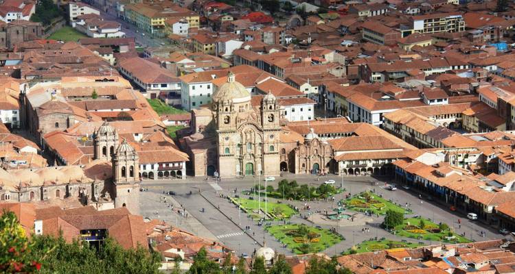 Vue panoramique de la Plaza de Armas de Cusco avec les cathédrales historiques et les toits en terre cuite remplissant la vallée montagneuse environnante.