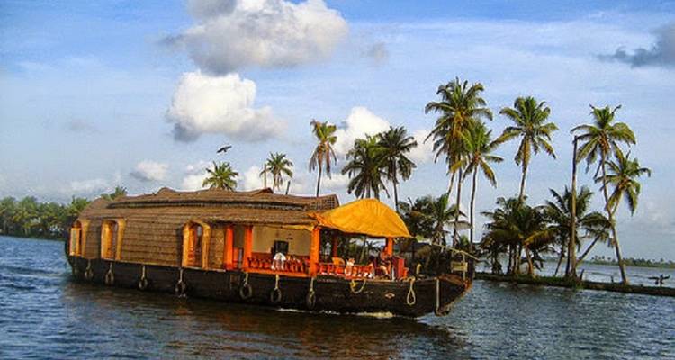 Traditionelles Hausboot, das durch ruhige Gewässer navigiert.