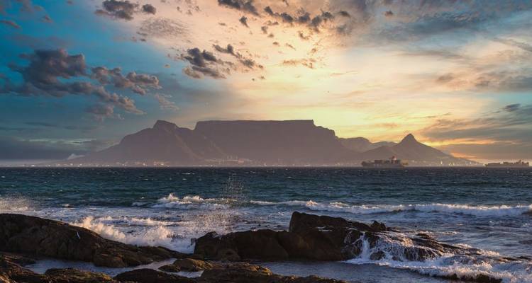Dramatischer Blick auf den Tafelberg bei Sonnenuntergang.