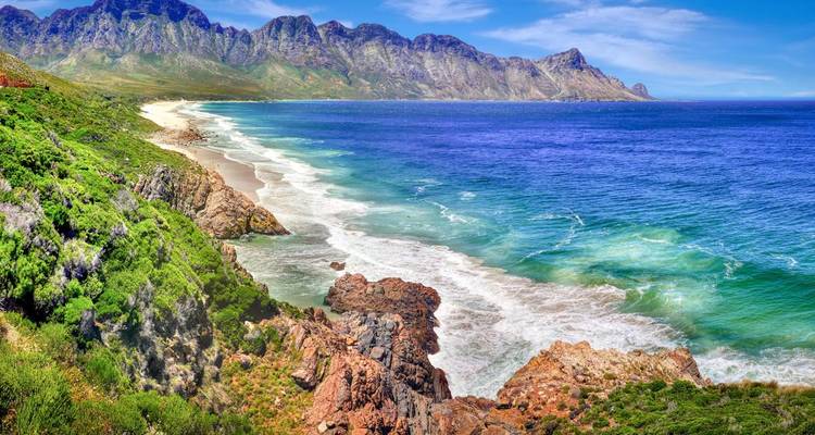 Küstenlinie mit Bergen und Meer.