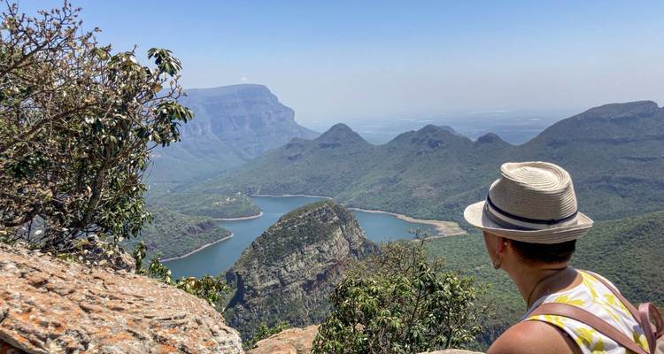 Person, die auf eine malerische Berglandschaft blickt.