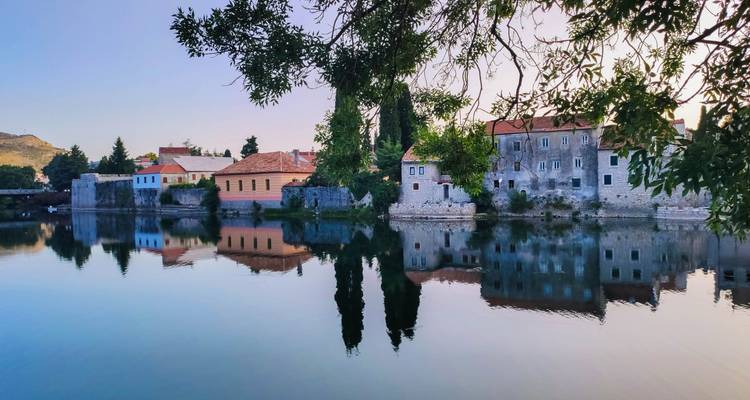 Malerischer Flussblick mit historischen Gebäuden.