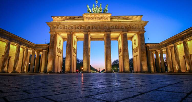 Brandenburger Tor in Berlin bei Abenddämmerung.