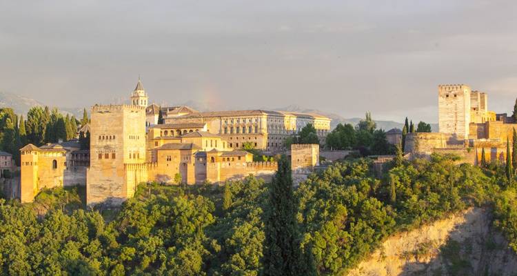 Der Alhambra-Palastkomplex in Granada mit üppigem Grün.