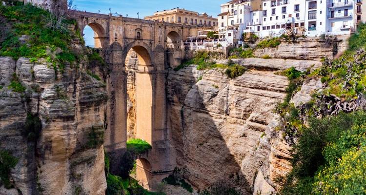 Puente Nuevo und die Schlucht in Ronda mit atemberaubenden Klippen.