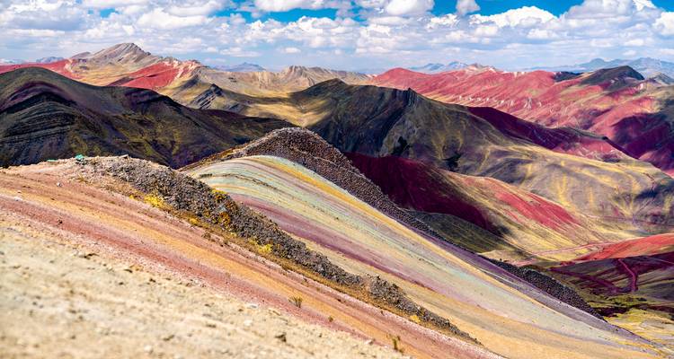 Paysage montagneux coloré avec des collines ondulantes.