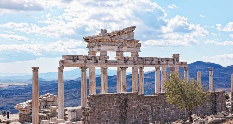 Marmeren zuilen en lateien van de oude Akropolis van Pergamon rijzen op tegen verre bergen en lucht.