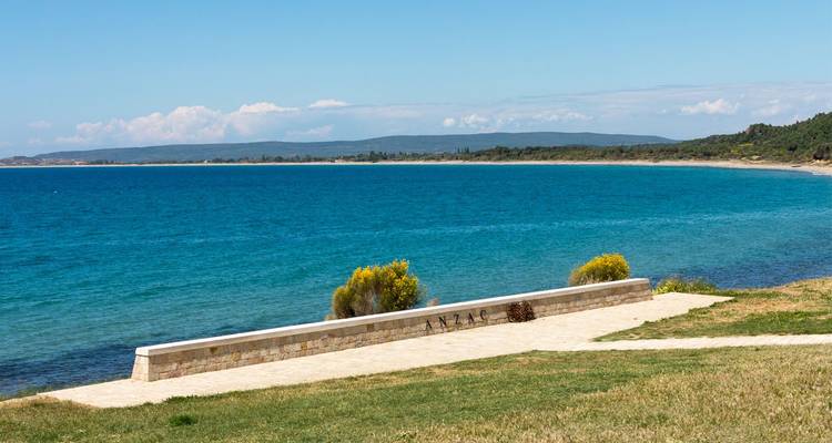 Rustig kuststukje ter nagedachtenis met ANZAC-opschrift met uitzicht op het kalme blauwe water van het Gallipoli-schiereiland