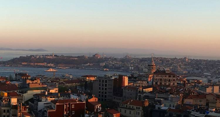 Zonsondergang panorama van Istanbul met de Galata Toren en de Bosporus terwijl warm licht de historische skyline overspoelt