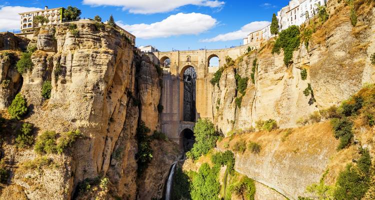 Gorge calcaire spectaculaire enjambée par le pont emblématique Puente Nuevo à Ronda.