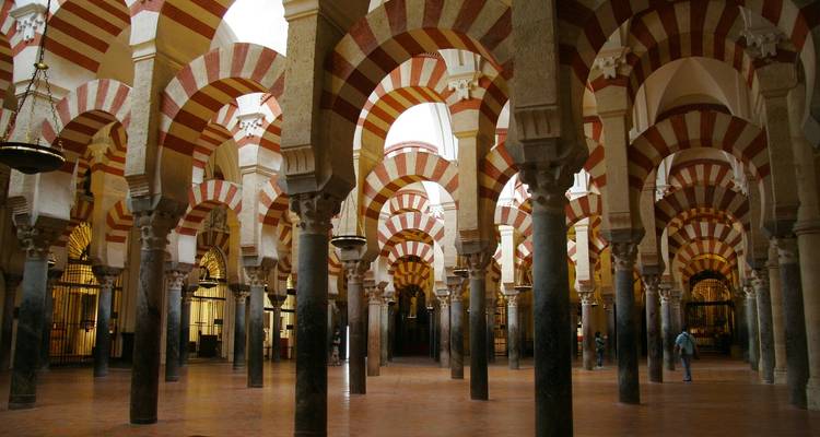 Les rangées d'arcs rayés rouge et blanc à l'intérieur de la Mosquée de Cordoue.