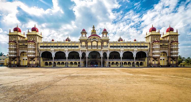 Paleis in Indo-Saraceense stijl tegen een gedeeltelijk bewolkte hemel.