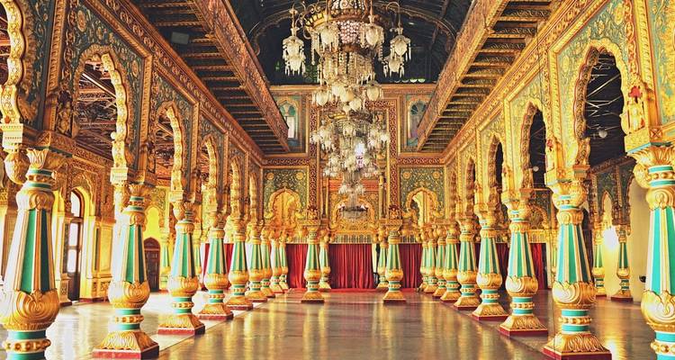 Weelderig versierde interieurhal met zuilen en kroonluchters.