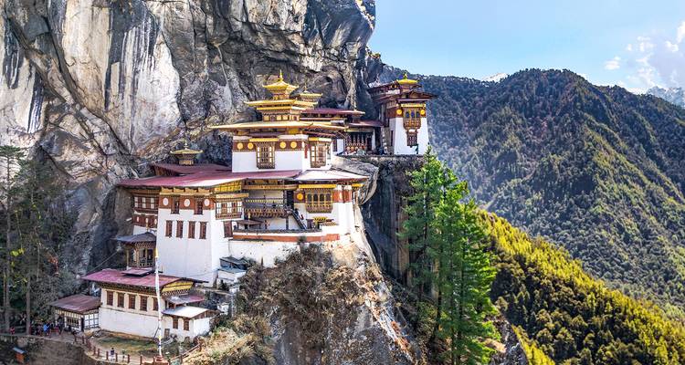 Monastère construit à flanc de montagne.