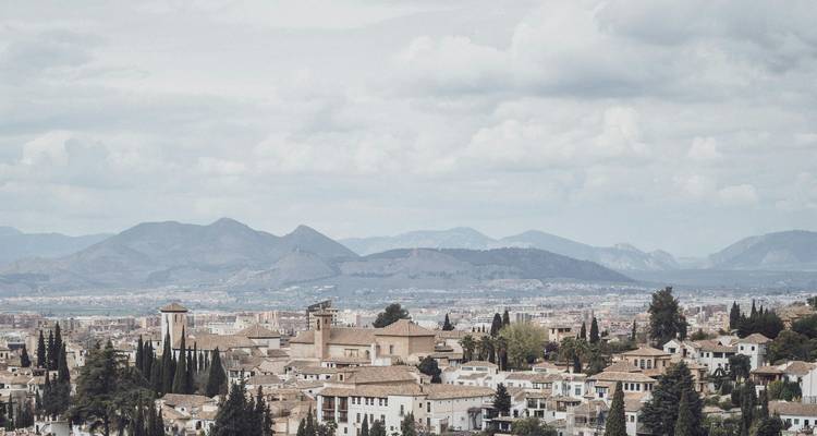 Vue de Grenade avec les montagnes en arrière-plan.